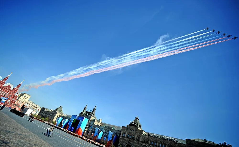 День победы в небе праздничный. Самолет над Москвой. Самолеты в небе парад. Самолеты над красной площадью. Самолет на красной площади.