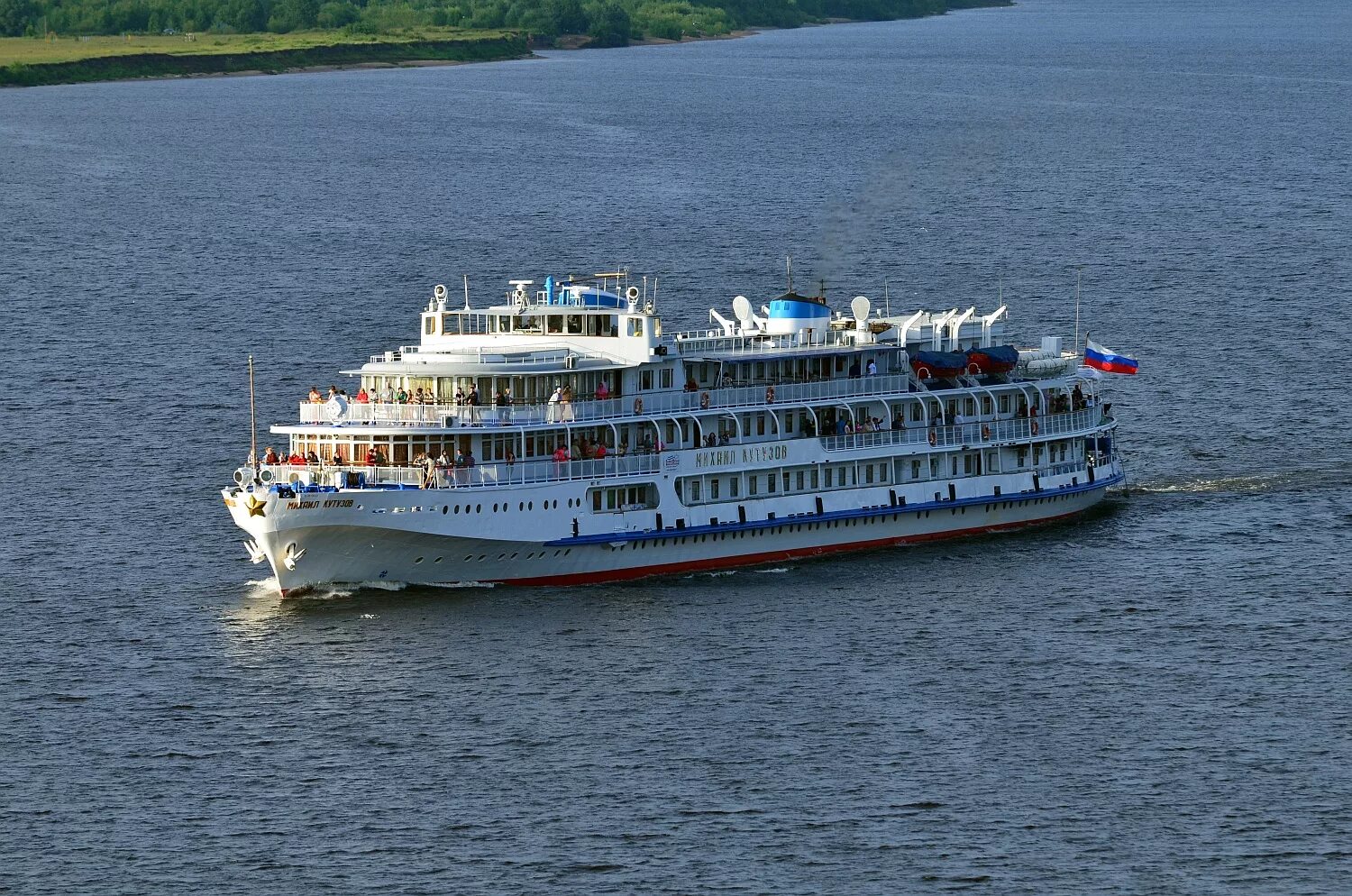 Теплоход на волге. Вниз теплоход. Вверх по волге. Волга-волга северный речной вокзал 2022. Теплоход-пансионат «две столицы».