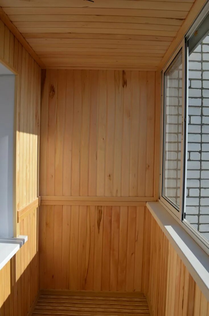 Какую вагонку на балкон. Балкон вагонка осина. Деревянная вагонка на балконе. Отделка балкона вагонкой. Окрашенная вагонка балкон сосна.