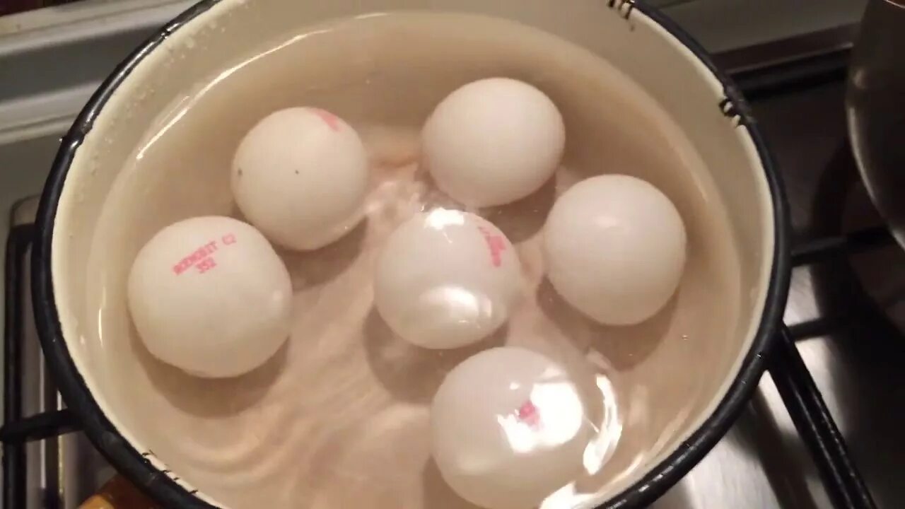 Сколько могут лежать яйца. Яйца в холодильнике. Сырое яйцо в холодильнике. Яйца домашние вареные. Японский метод варки яйца.