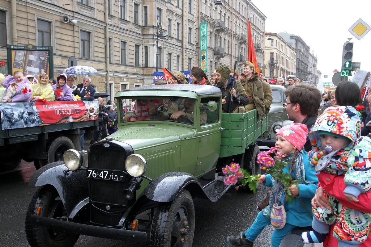 Рынок 9 мая. День Победы Санкт Петербург. Петербург 9 мая. Праздник 9 мая в Санкт Петербурге. Парад победителей в Кировском районе СПБ.