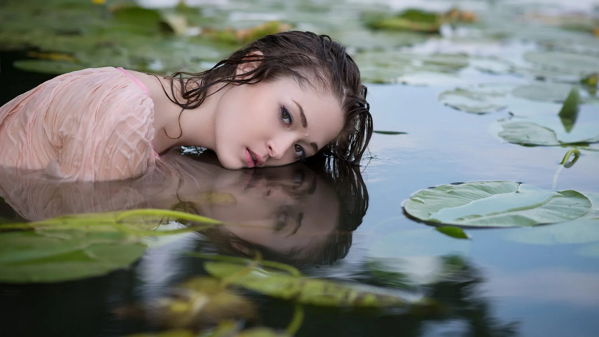 Девушки на озере. Девушка у пруда. Красавица в воде. Девушка купается в пруду. Девушка русская вода