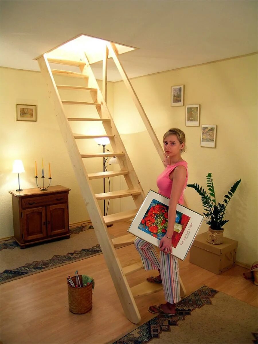 Лестница на второй этаж в маленьком доме. Чердачная лестница Oman. Компактная лестница на чердак. Малогабаритные мансардные лестницы. Лестницы для маленьких помещений.