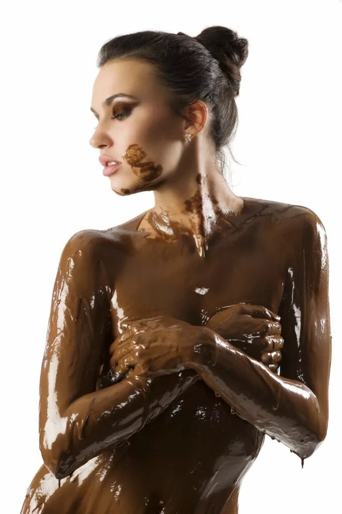 Красивые девушки в масле. Девушка в шоколаде. Шоколадное обёртывание. Женское тело в масле. Девушки облитые маслом