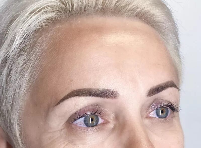 перманент бровей для возрастных женщин. плохой макияж бровей. возрастной татуаж бровей век. перманентный макияж 60. татуаж бровей тонкие брови до и после.