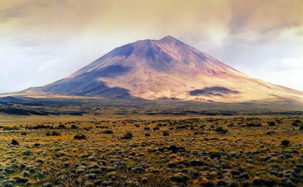 Вулканы в америке название. Вулканы Южной Америки. Южный вулкан. 10 Вулканов Южной Америки. Действующий вулкан в Южной Америке.
