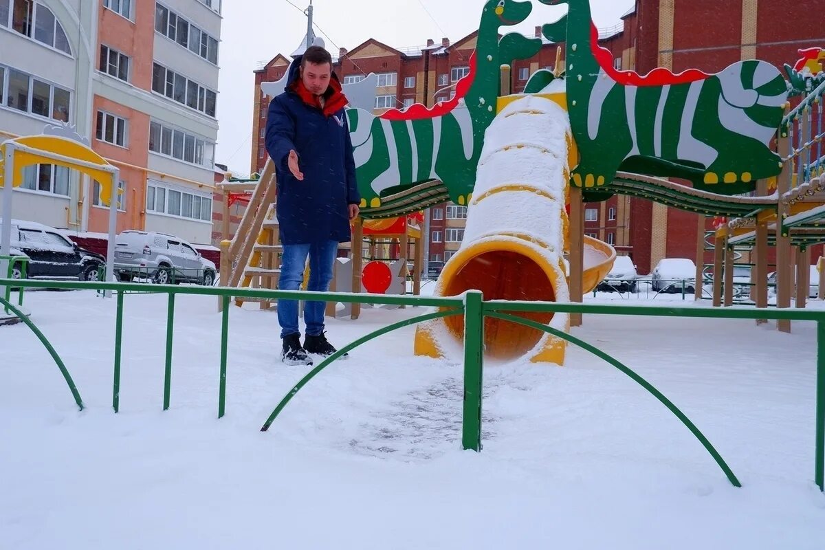 Площадки салехард. Горка парк Салехард. Салехард детская площадка. Республики 67 Салехард площадка детская. Опасные детские площадки.