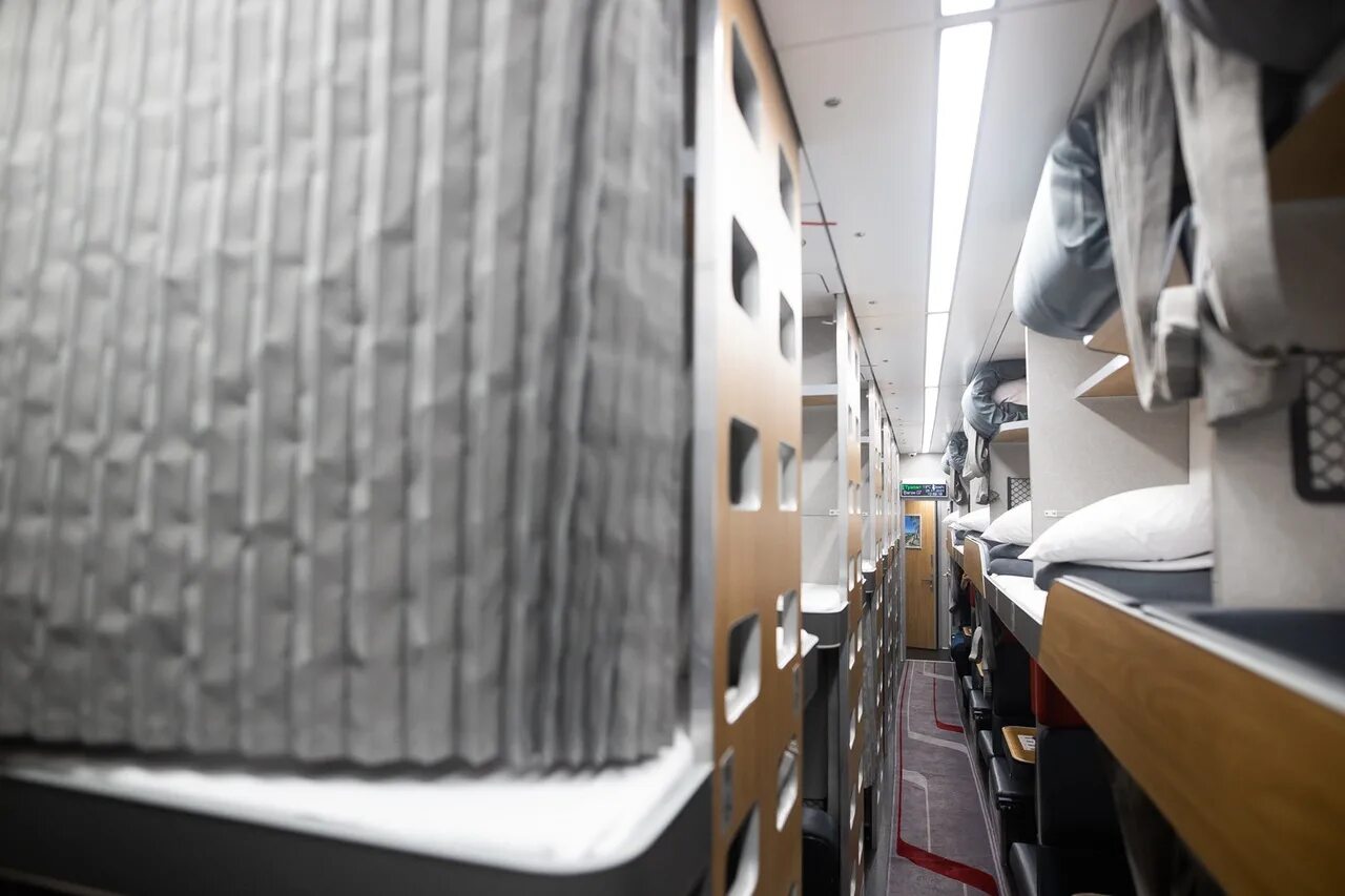 Плацкарт янтарь москва калининград. Фирменный «янтарь»ржд. Вагон поезда янтарь 029ч. Фирменный поезд «янтарь» 030ч. Плацкарт янтарь.