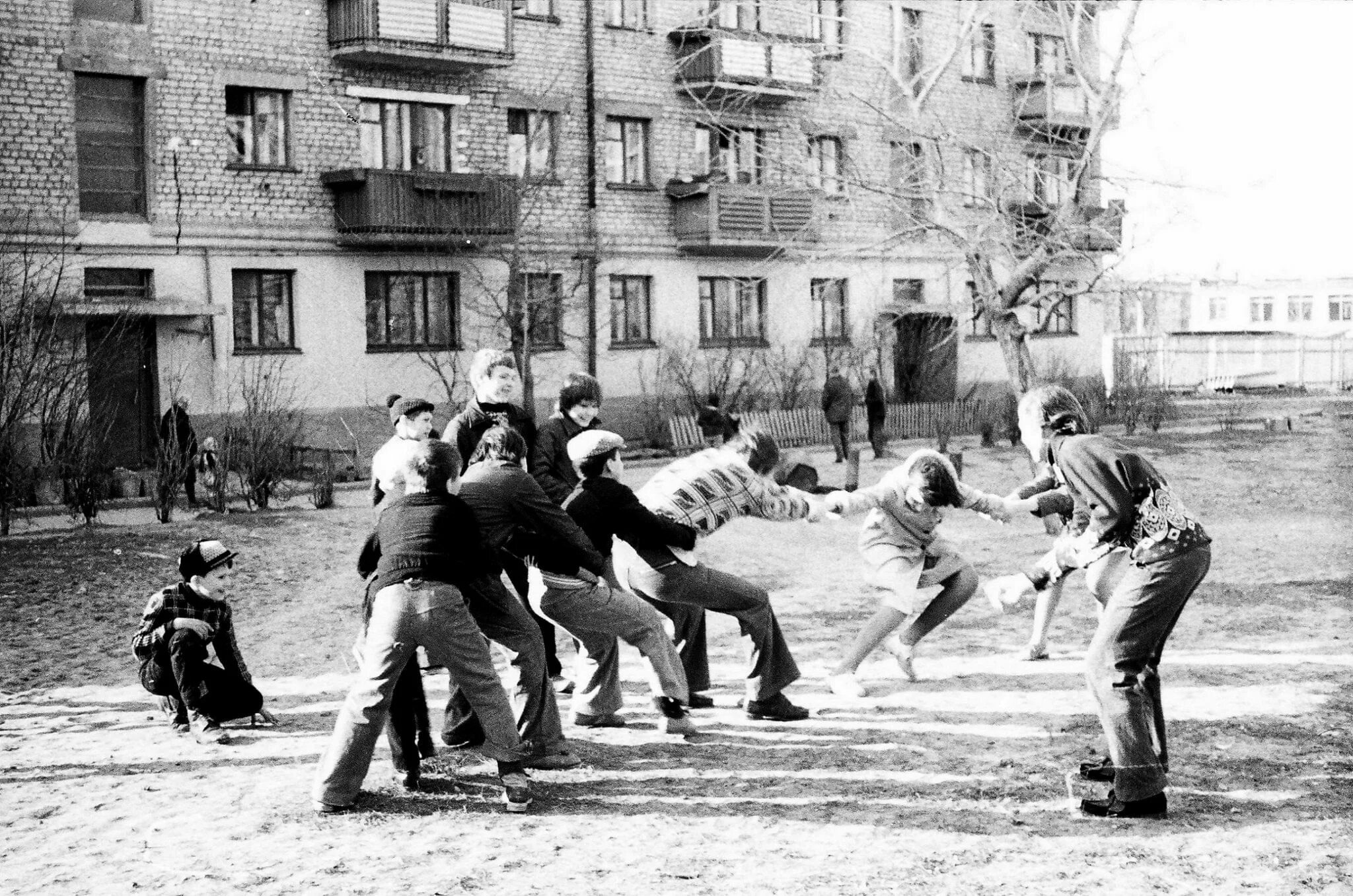 Дворовые люди это. Советский двор. Советское детство во дворе. Старинные дворовые игры. Дети во дворе 90е.