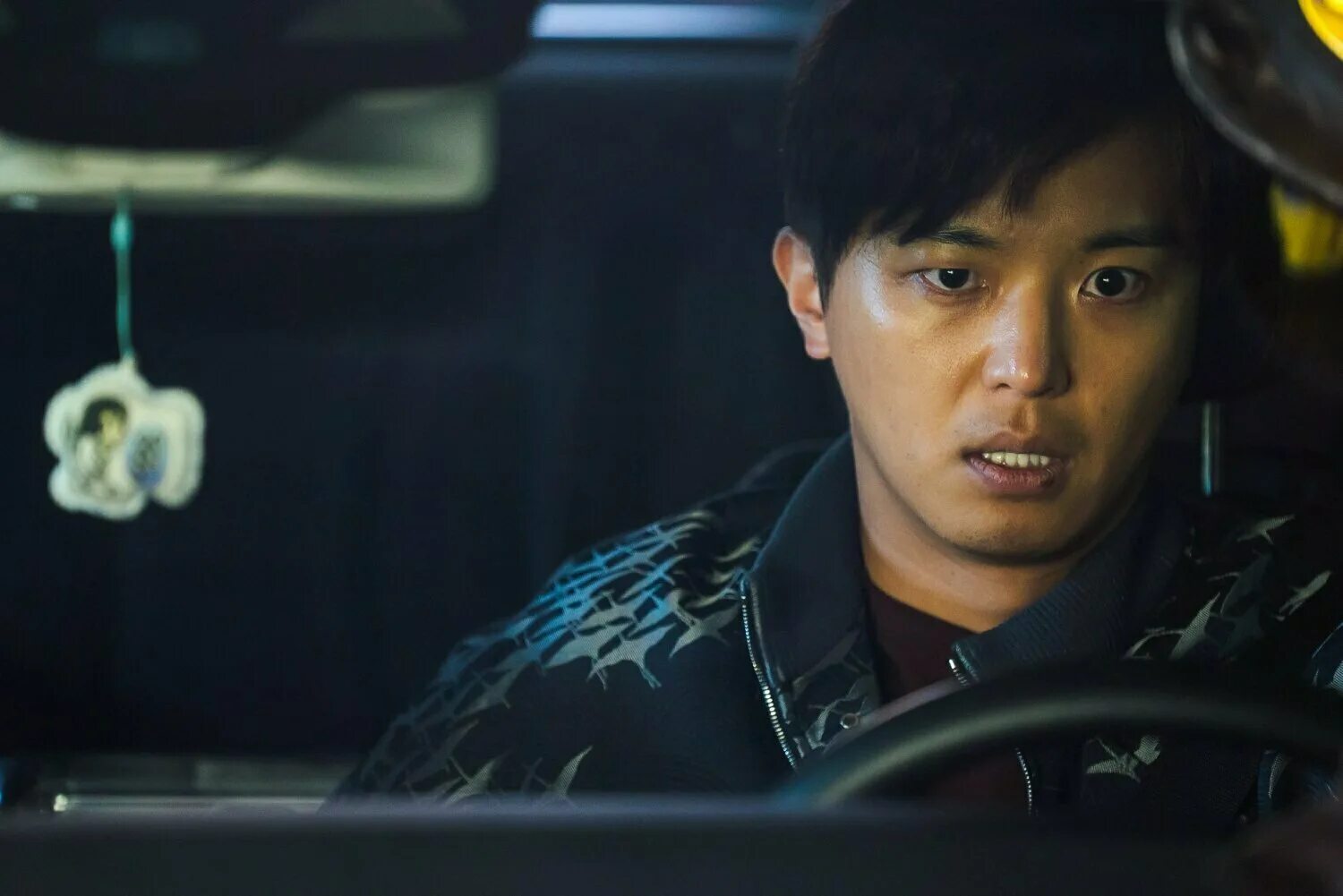 малышка на драйве дорама 2022. Volvo 500 негабарит. особы груз. курьеры и грузчики. особый груз дорама.