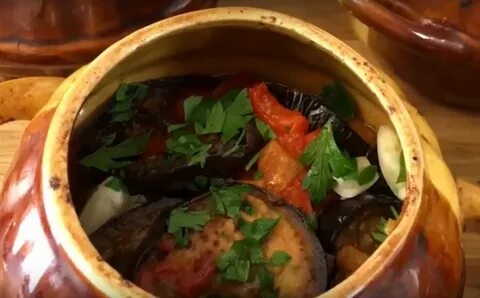 Баклажан с мясом в горшочках