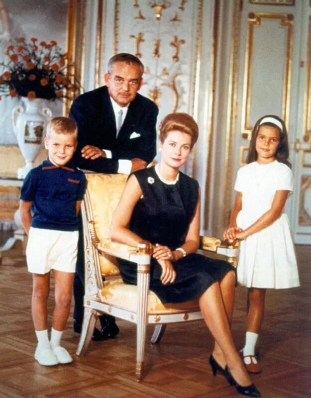 Дети грейс келли. Принцесса Монако Грейс Келли. Грейс Келли и Ренье 3 с детьми. Грейс Ренье принцесса Монако. Дети принцессы Монако Грейс Келли.