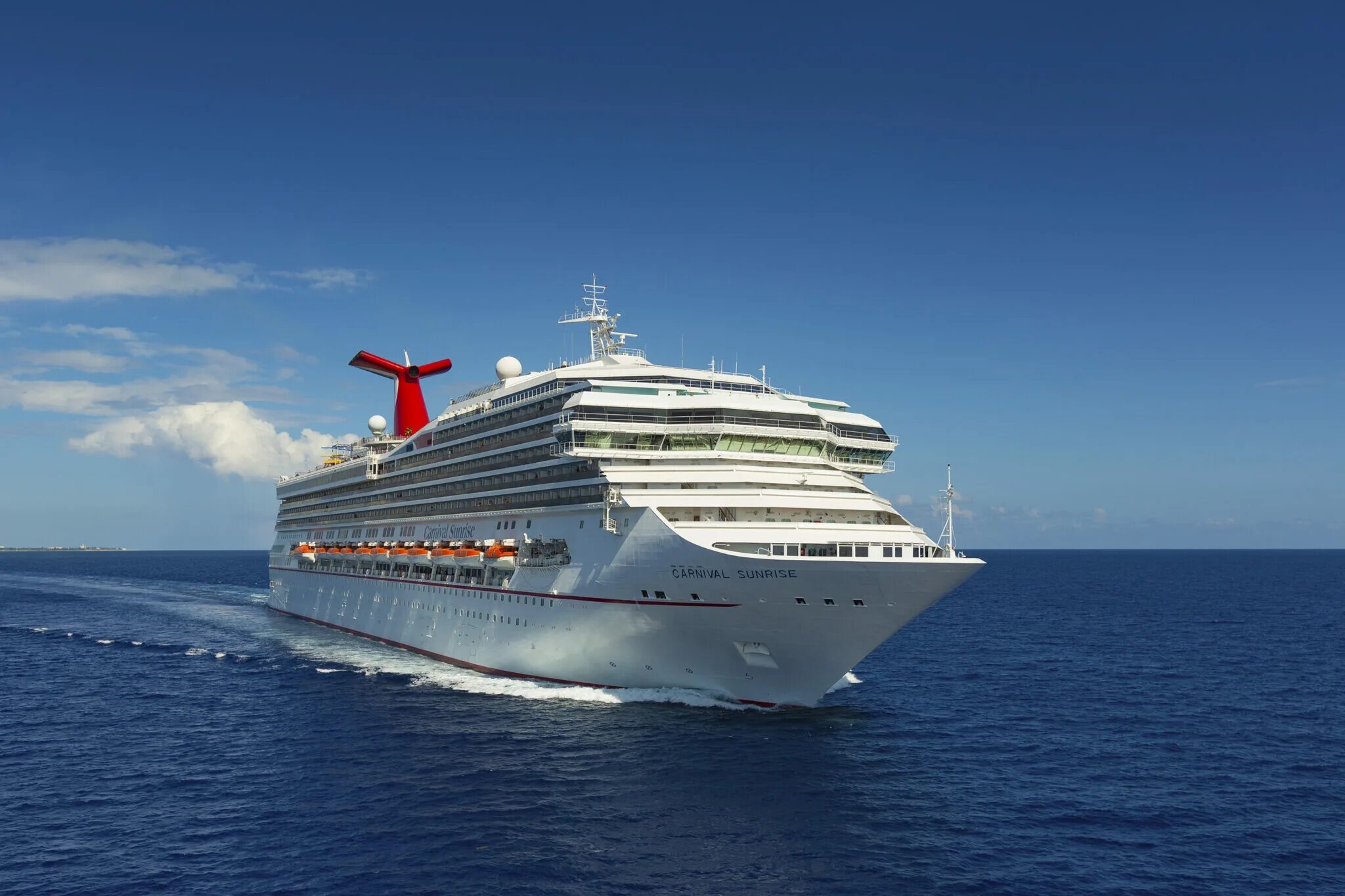 Sunrise круиз. Санрайз судно на берегу. Sunrise cruise. Carnival sunrise кроссовки. Круиз по нилу 2024.