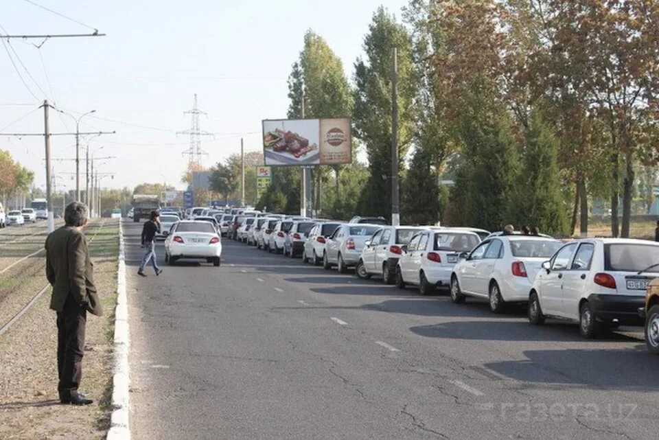 Газ очереди. Метан газ заправка узбекистан. Очередь в банке. Очередь к терапевту коридор поликлиники. Очередь в винный магазин.