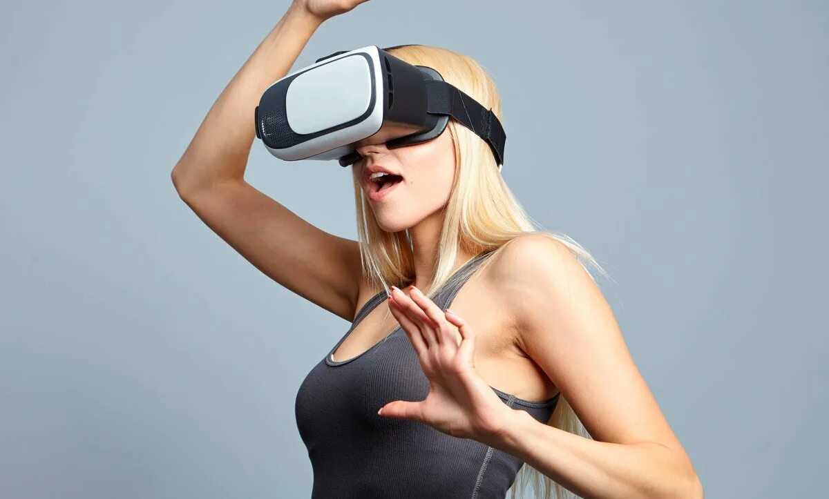 Виртуальный образ. Девушка в очках виртуальной реальности. VR девушка. VR очки девушка. Девушка в шлеме виртуальной реальности.
