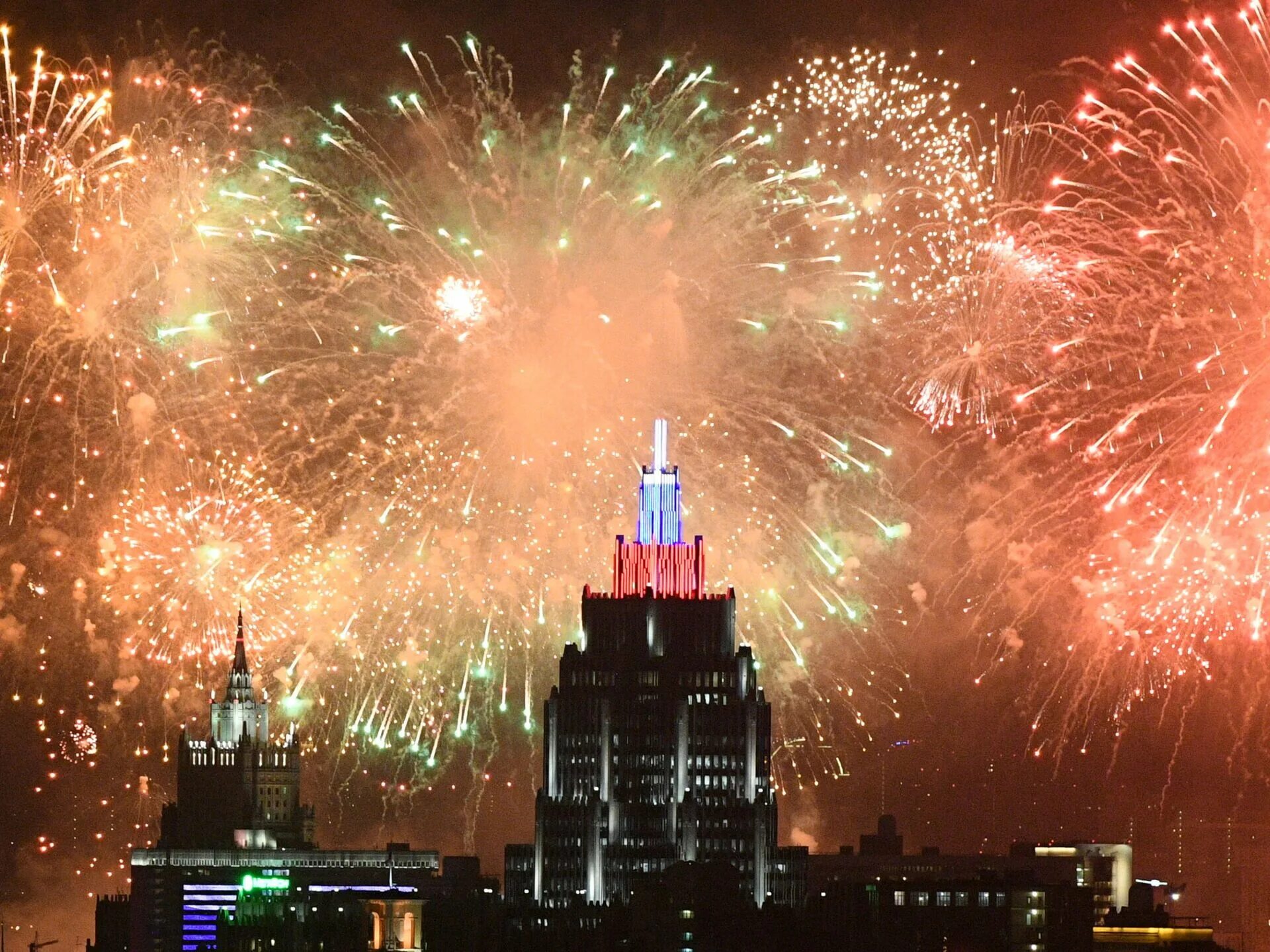 Слушать салют победы. Салют Победы 2021 в Москве. Парад Победы салют. Парад Победы 2020 в Москве салют. Салют Победы в Москве 9 мая.