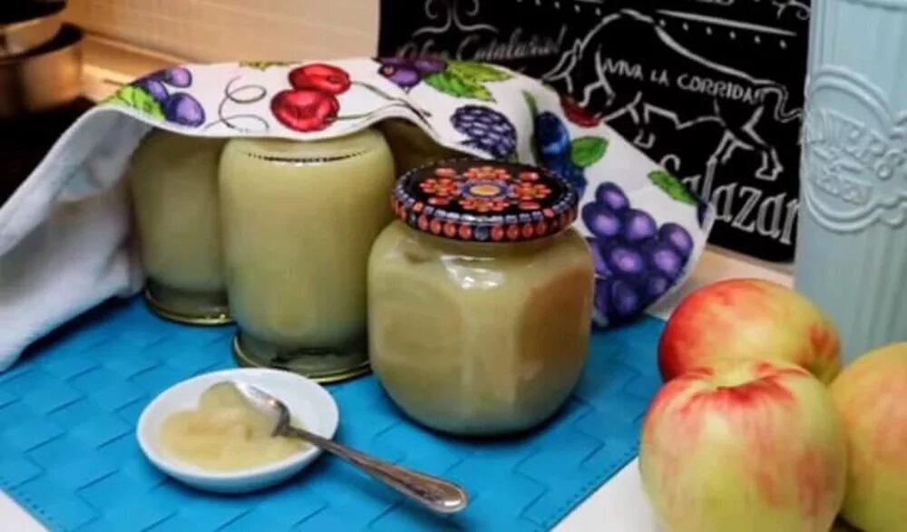 Яблочное пюре без сгущенки на зиму рецепт. Пюре неженка из яблок. декор из яблочного пюре. неженка из яблок детское пюре.