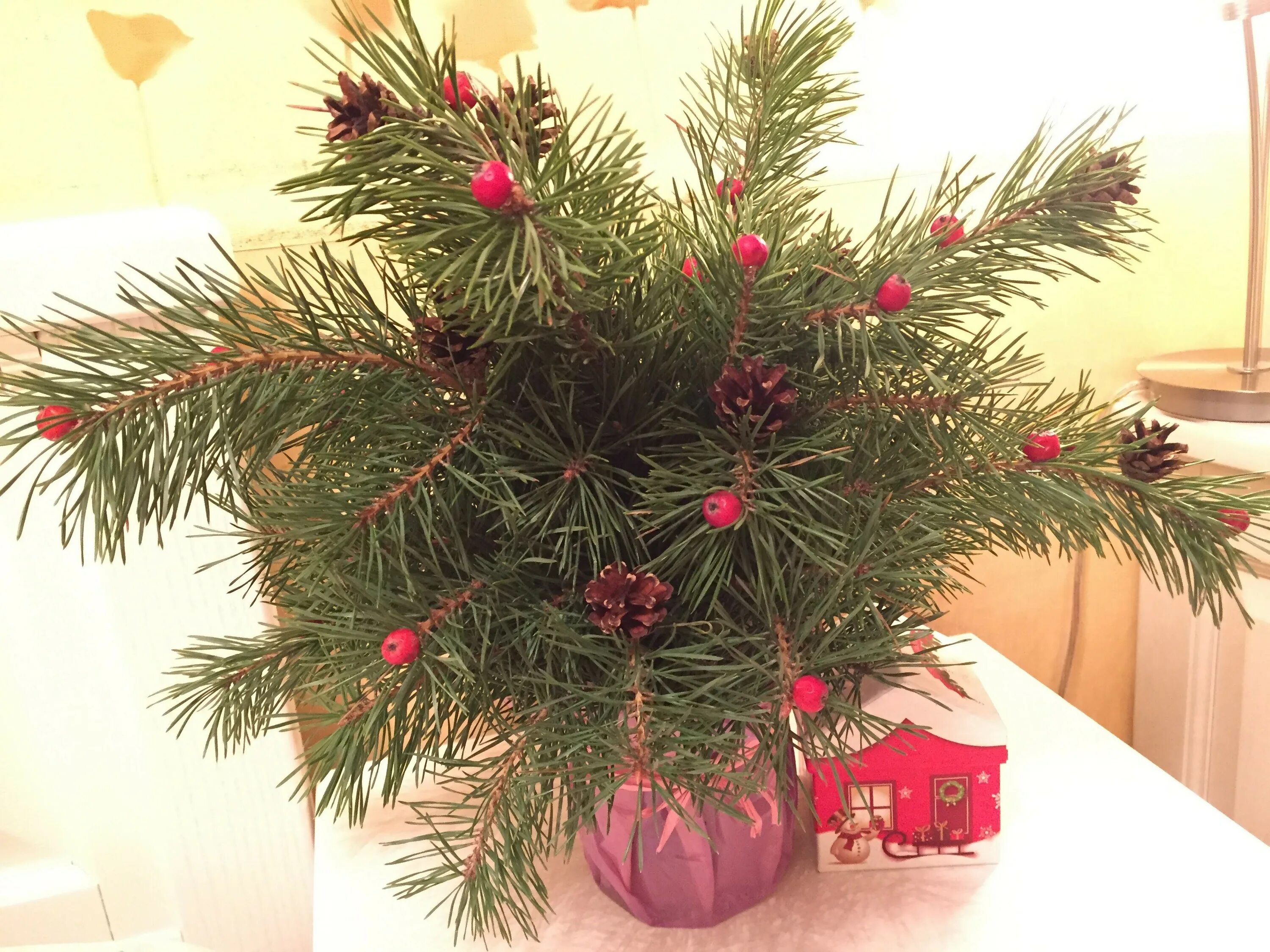 елка из веток в вазе. елочные ветки в вазе. венок 50см зеленый с шишками. ветки елки в вазе. ветки елки в вазе.