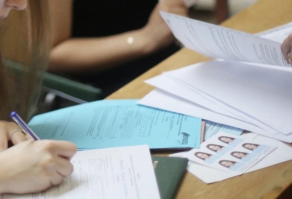 Подача доку. Подача документов. прием документов. подача документов фото. подача документов для презентации.