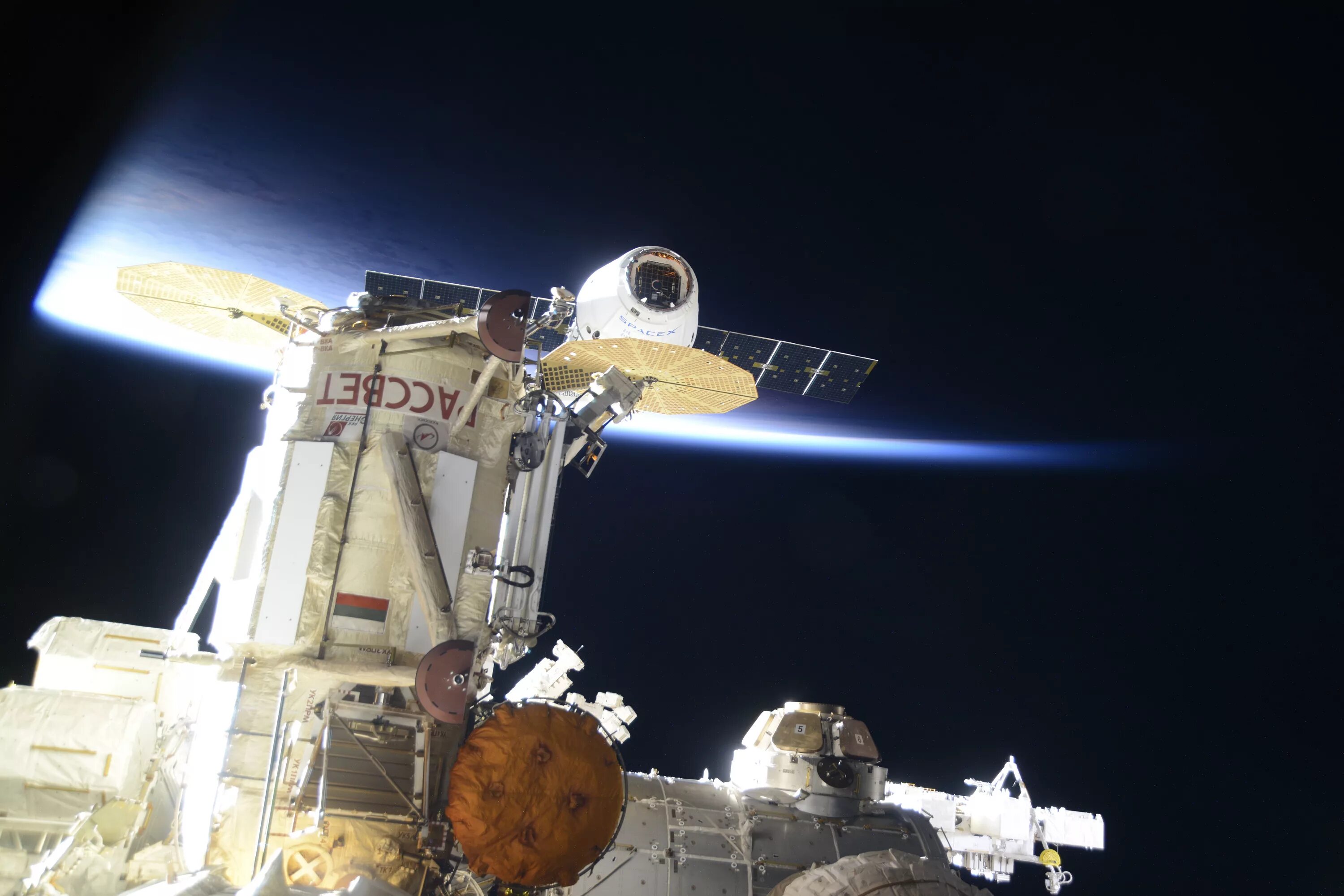 стыковка с мкс сегодня. международная космическая станция мкс. мкс-ат1117м. мкс/срп-08а. стыковка драгон с мкс сегодня.