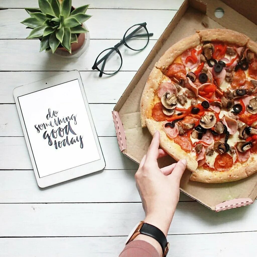 Многие пиццерии предлагают еду на вынос. "пицца". Блюда на вынос в ресторанах. Многие пиццерии предлагают еду на вынос. Коробки для пиццы.