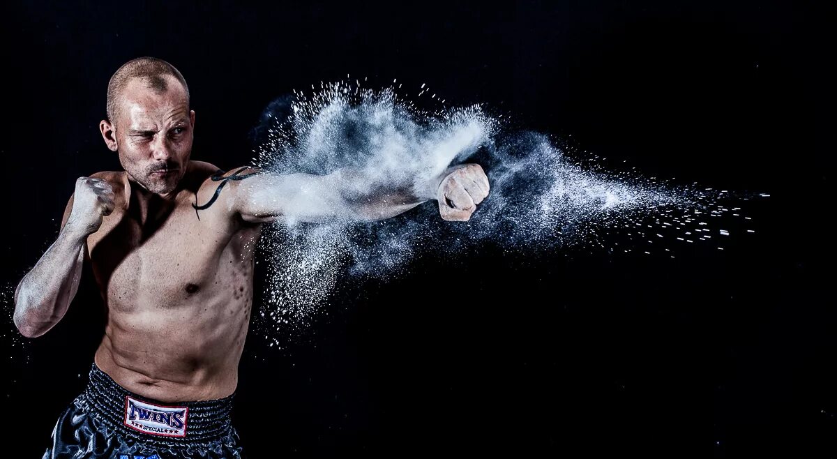 Тренировки по единоборствам. Сцена в поезде из фильма погоня актер тейлор лотнер фотографии. Майкл файф. Человек паук 2 поезд. Train fight.