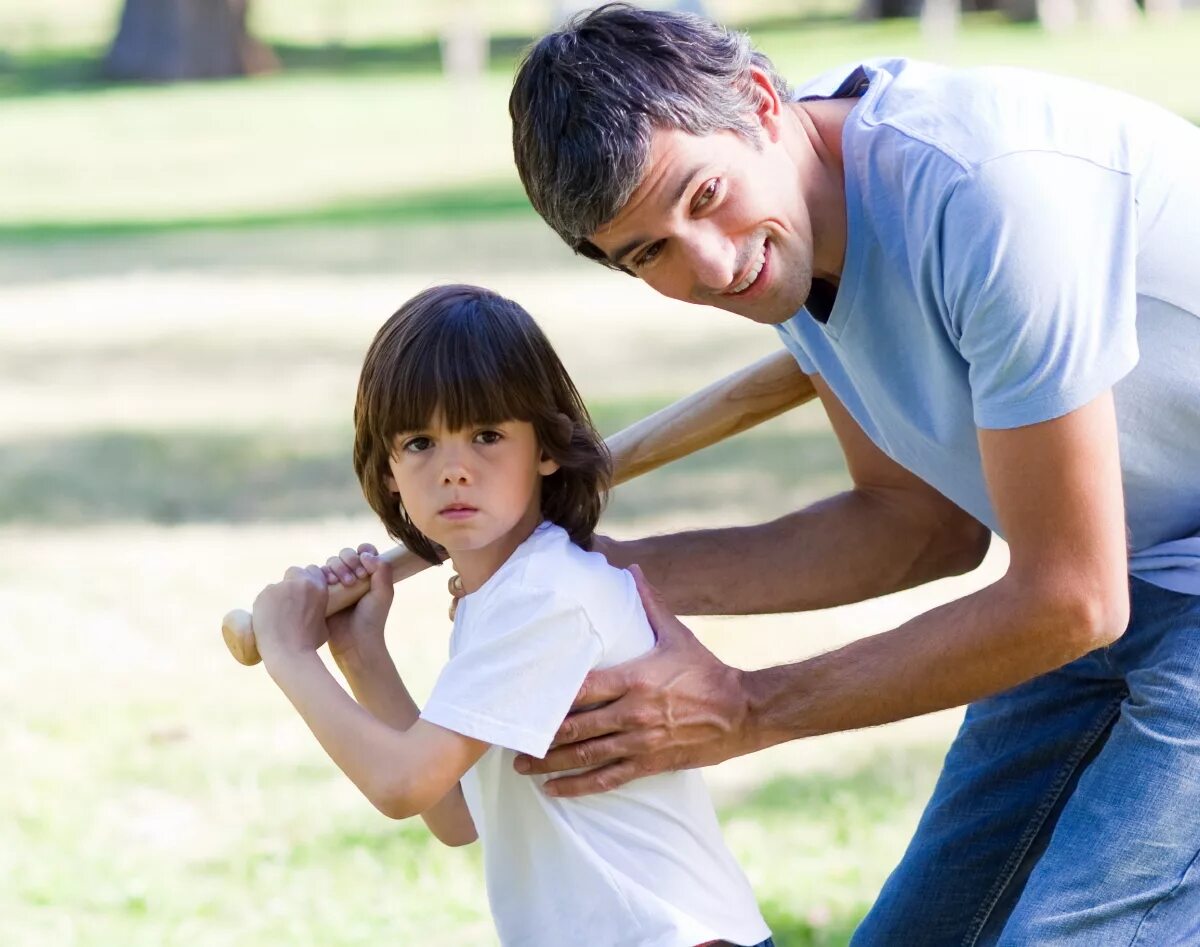 Сын бейсболист. Бейсбол father. Бейсбол с сыном. Отец поучает сына. Отец учит дочь бейсболу