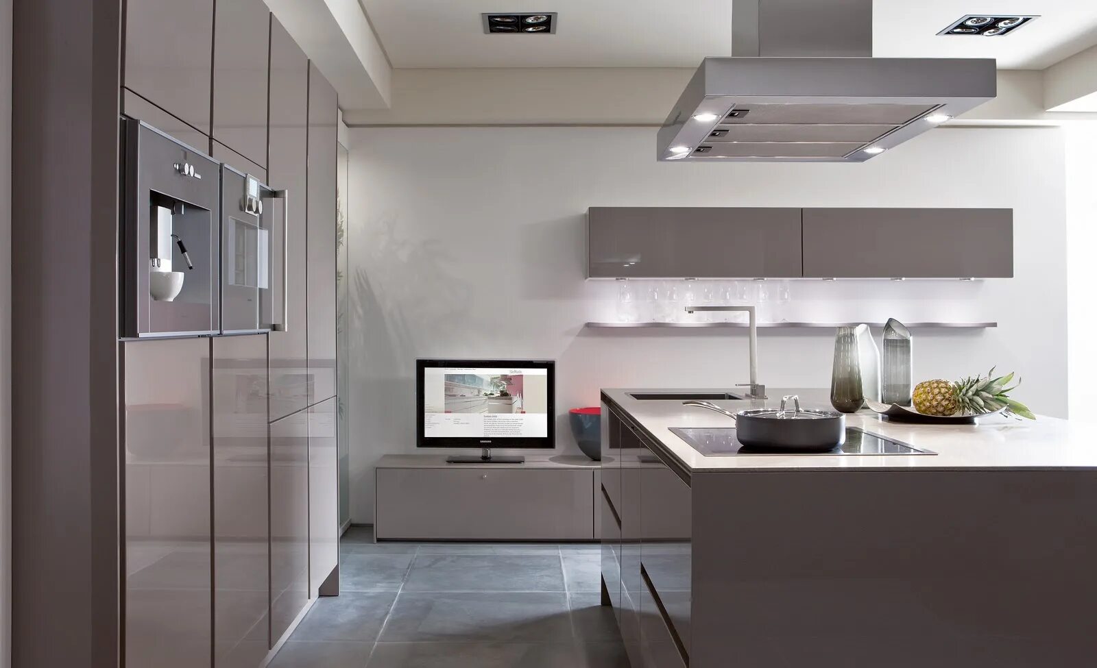 Хай тек 2025. Siematic s2. ral 7006 кухня. серая глянцевая кухня в интерьере. серая кухня в стиле хай тек.
