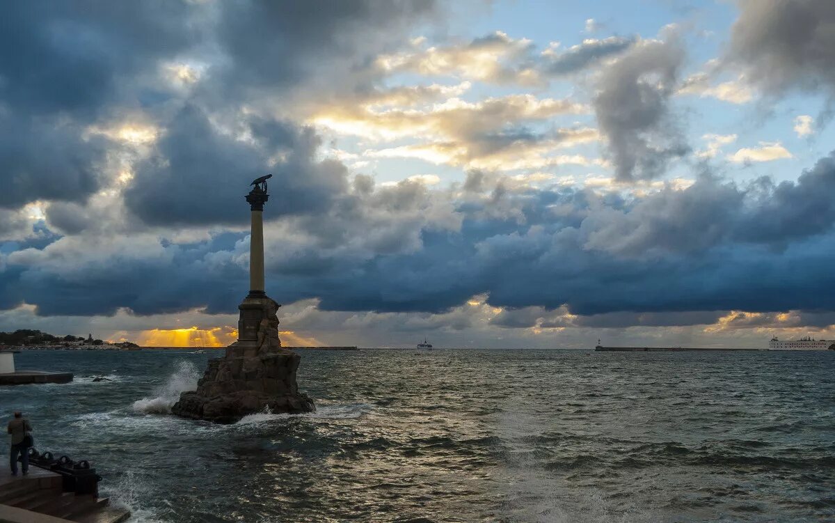 севастополь шторм в рыбном порту. столица крыма севастополь. шторм остров русский. город севастополь море. севастополь море закат.