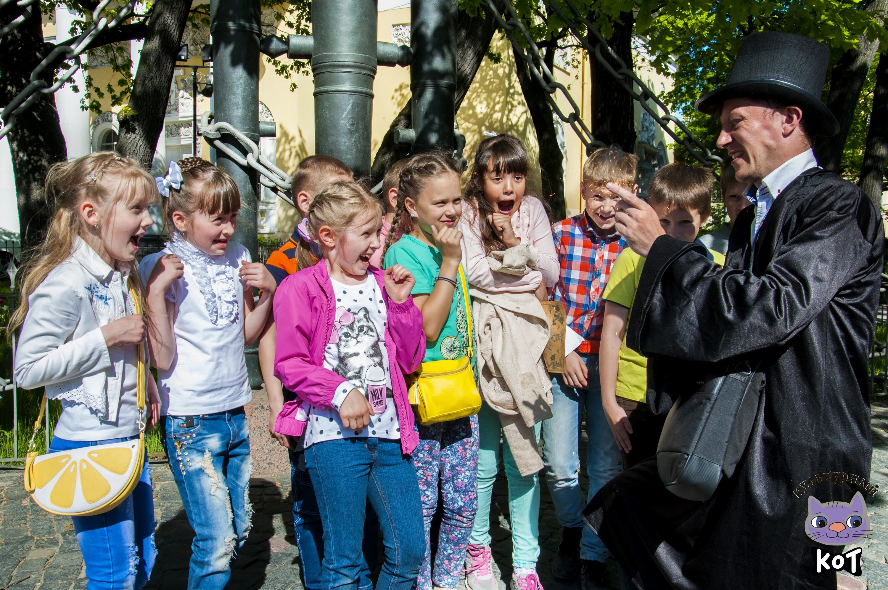 Дети на экскурсии. Дети на экскурсии по городу. Петербург для детей. Родители и дети на экскурсии.