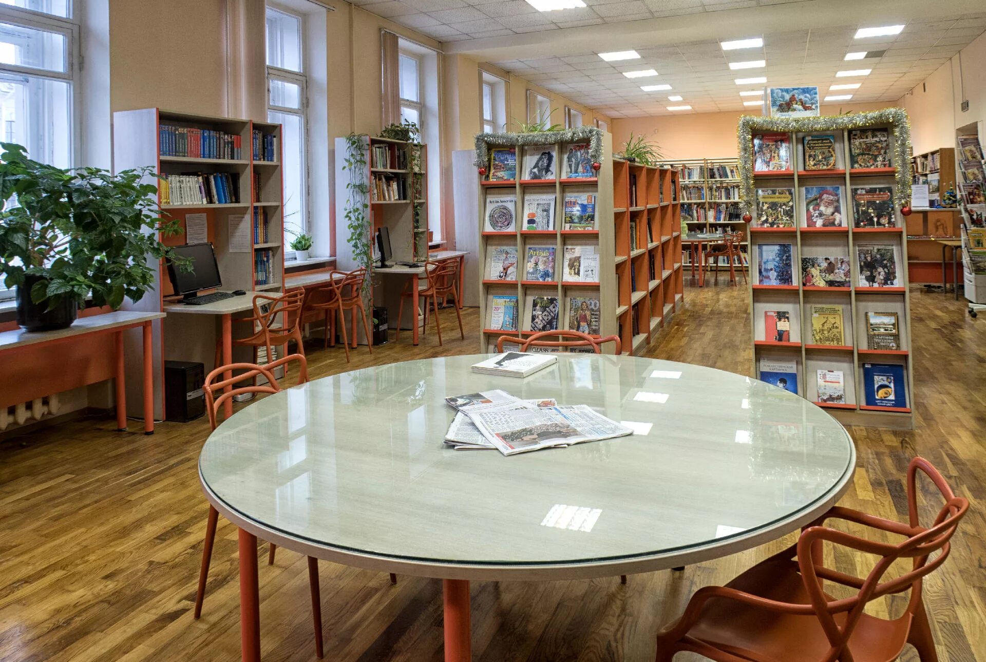 Маяковского на невском. Маяковского. Библиотека им маяковского санкт-петербург. Маяковка библиотека в спб. Библиотека имени маяковского чебоксары.