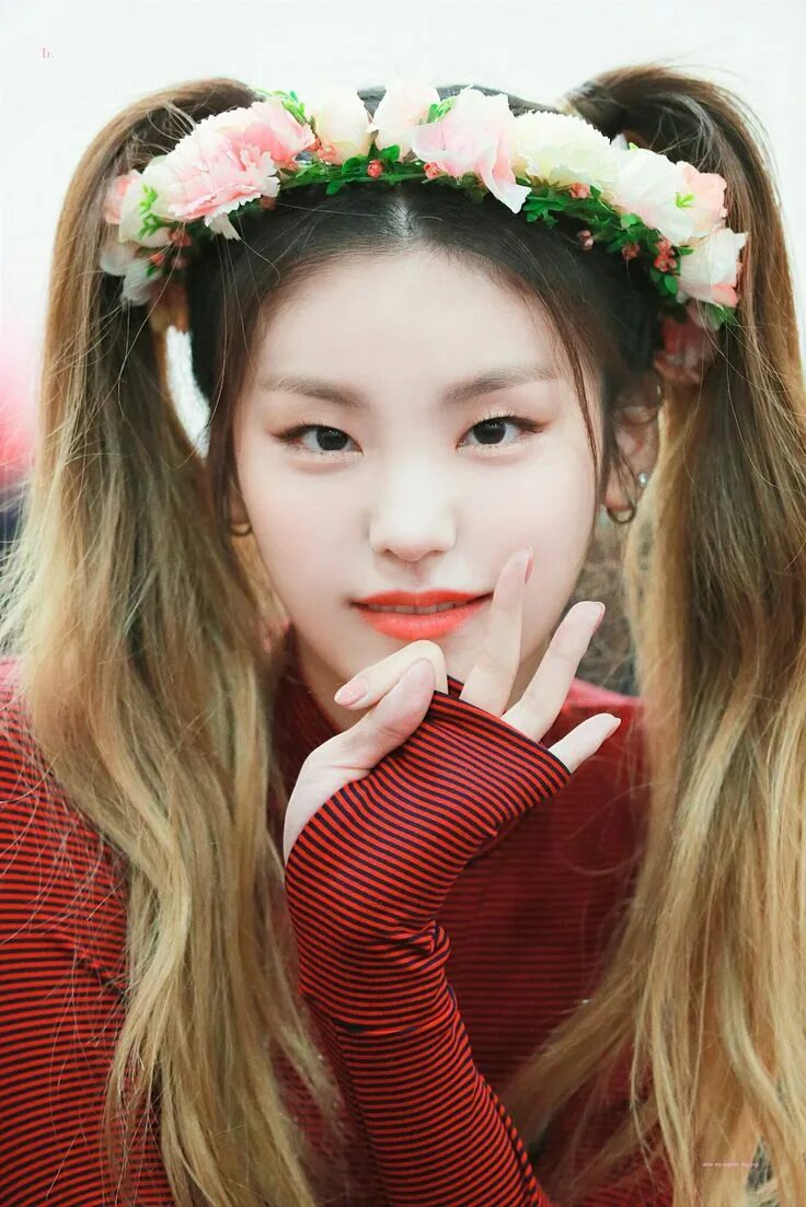 Итзи хван йоджи. Itzy yeji crown. Йеджи itzy loco. Itzy yeji crown. Йоджи itzy.