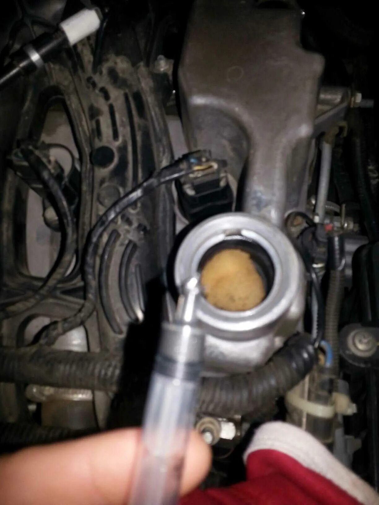 Масло в гофре воздушного фильтра приора 16 клапанов. Масло в воздушном фильтре приоры. Фильтр сапуна priora. Масло в патрубке воздушного фильтра приора. Масло в гофре воздушного фильтра приора 16.