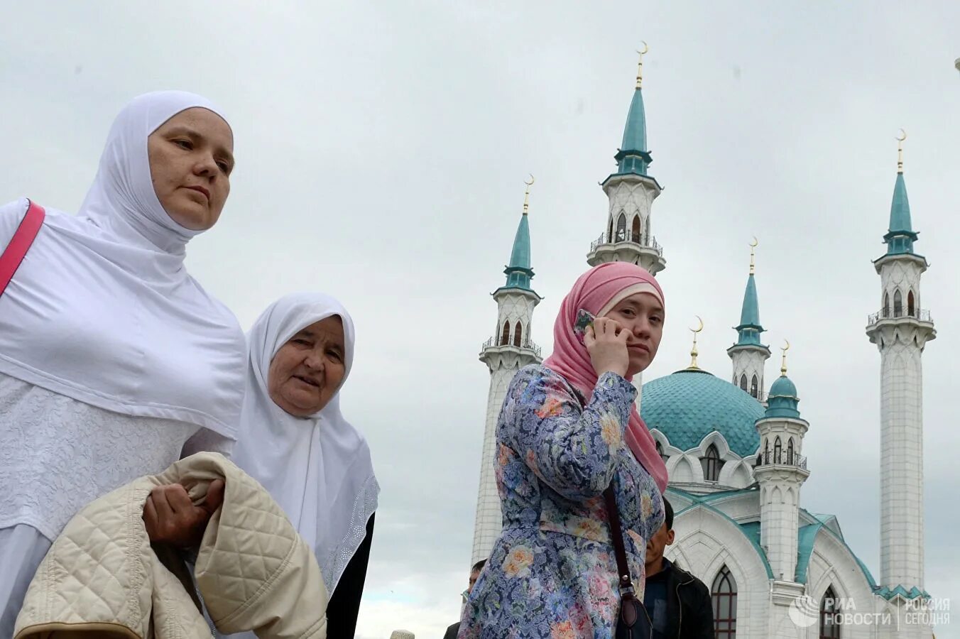 Главнокомандующий в мусульманских странах. Русские мусульманки в мечети. Женщины мусульманки ходят в мечеть. Мусульманка на фоне мечети.