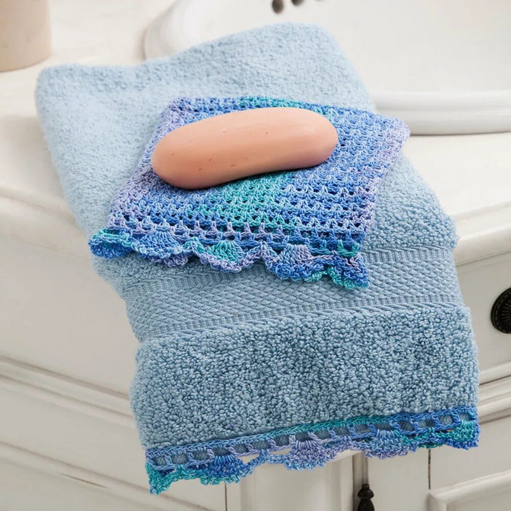 Вязаные полотенца. Вязаные полотенца крючком. Голубое полотенце вязаный. Как обвязать полотенце вокруг талии. Связанная полотенцами