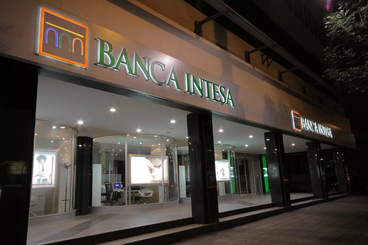 Итальянский банк Intesa Sanpaolo. Banca-Intesa банк. Банк Интеза фото. Банк Интеза офис в Италии.