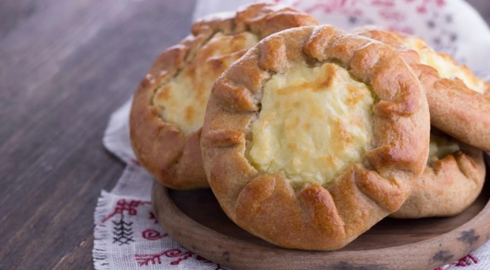 Шаньги с картошкой. Уральские шаньги. Шаньги шанежки. Уральские шаньги с картошкой. Татарская выпечка шаньги.