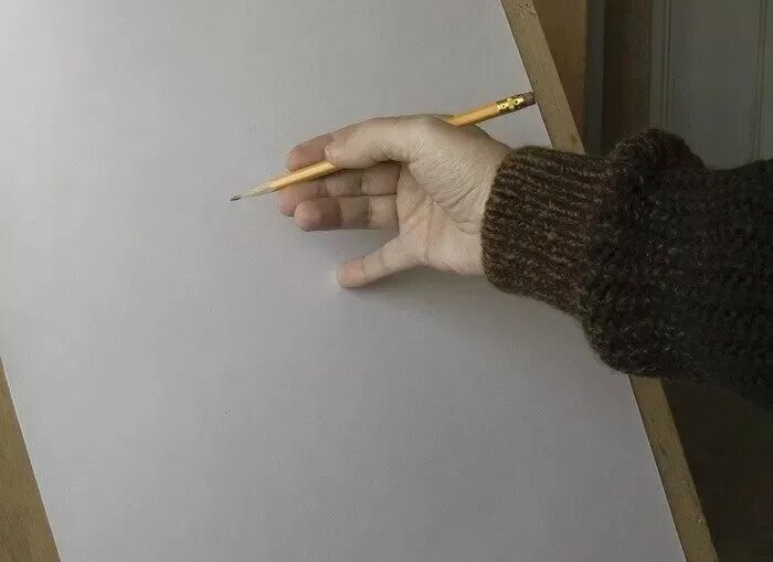 Как правильно держать карандаш. Постановка руки при рисовании. Правильная постановка руки при рисовании. Хват карандаша при рисовании. Положение руки при рисовании карандашом.