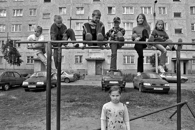 Гопники на районе. Реальное дворовые. Дворовые пацаны. Реальное дворовые. Парень во дворе.