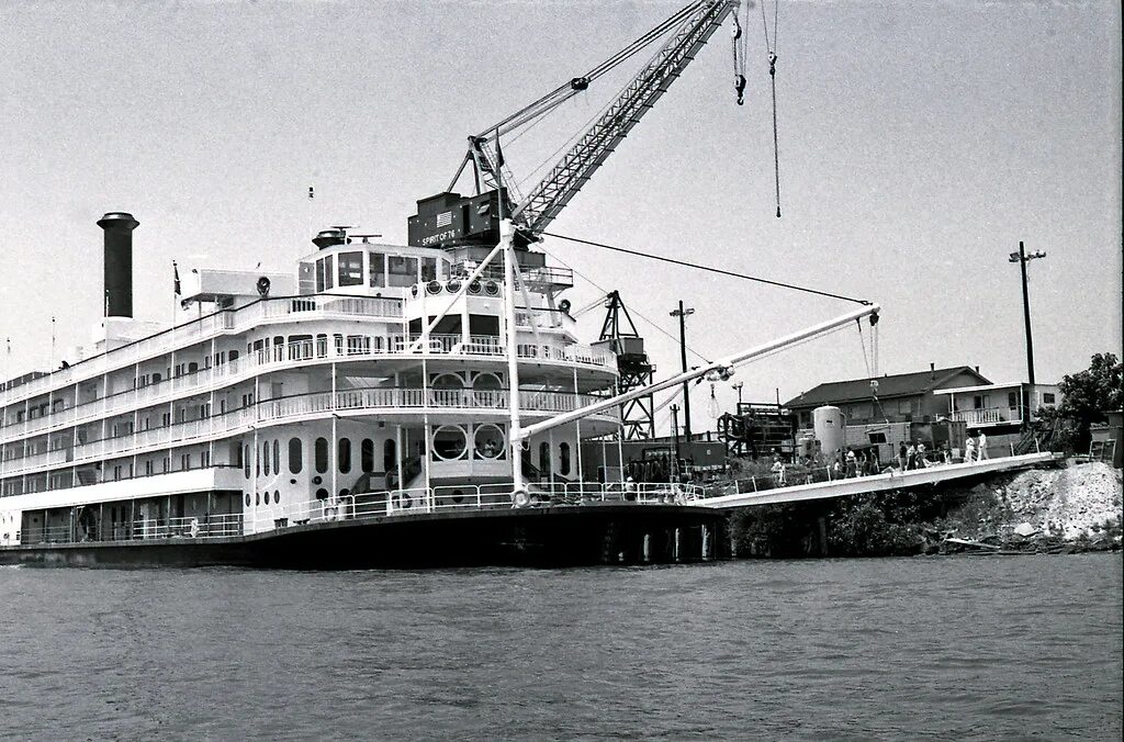 Queen Mississippi пароход. Теплоход Миссисипи. Mississippi Queen Steamboat 19 века. Пароход Луизиана. Пор на пароходе