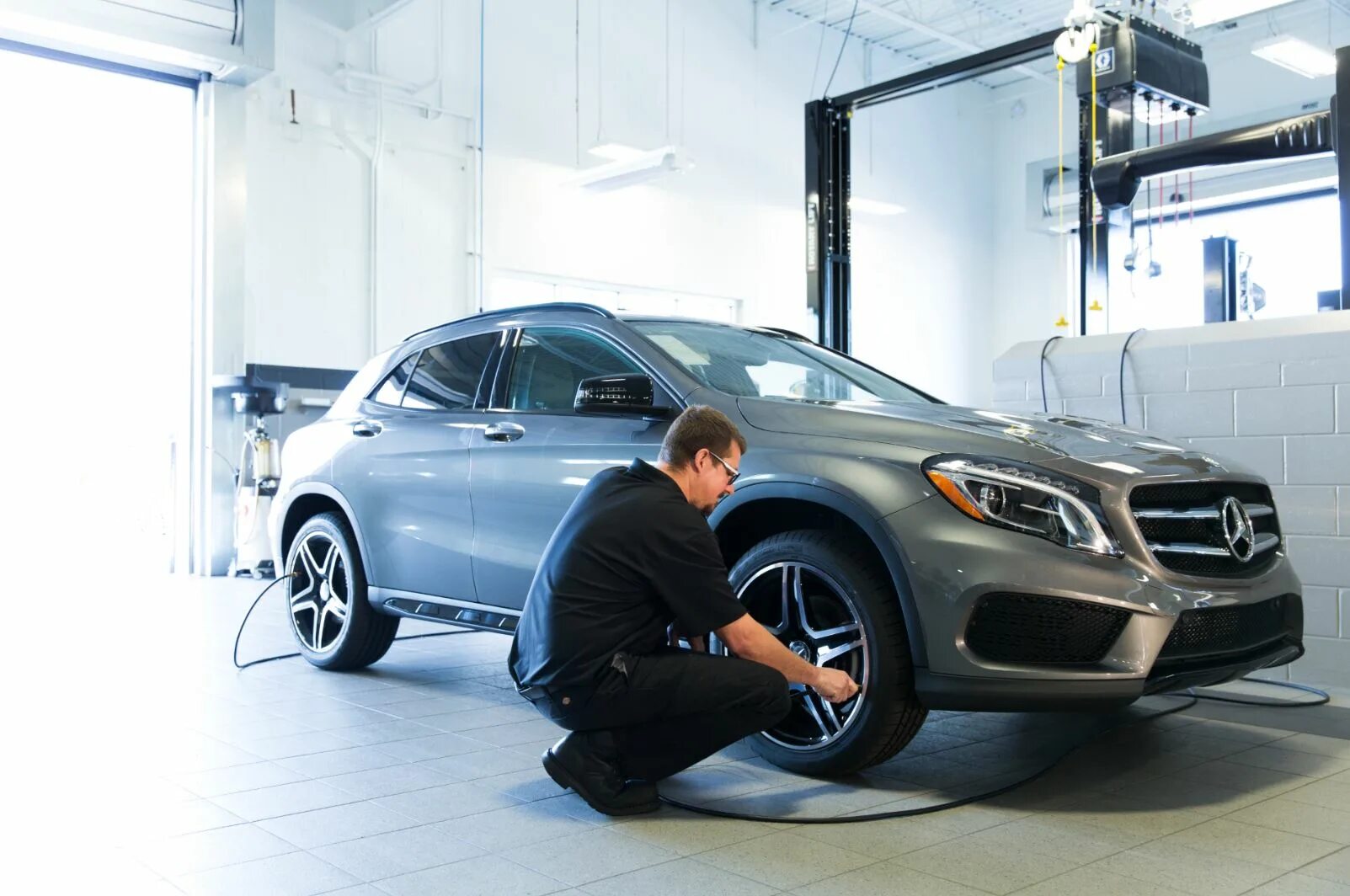 Мерседес технические. Mercedes-Benz блоггер. Автосервис Мерседес. Сервис Мерседес Бенц. Техцентр Мерседес.