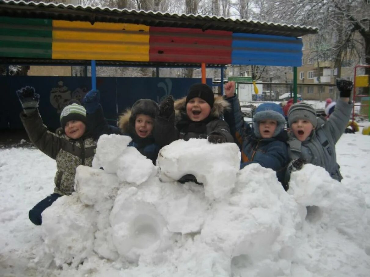 Снежная крепость. Снежная крепость в детском саду. Крепость из снега в детском саду. Снежная крепость из снега в детском саду.