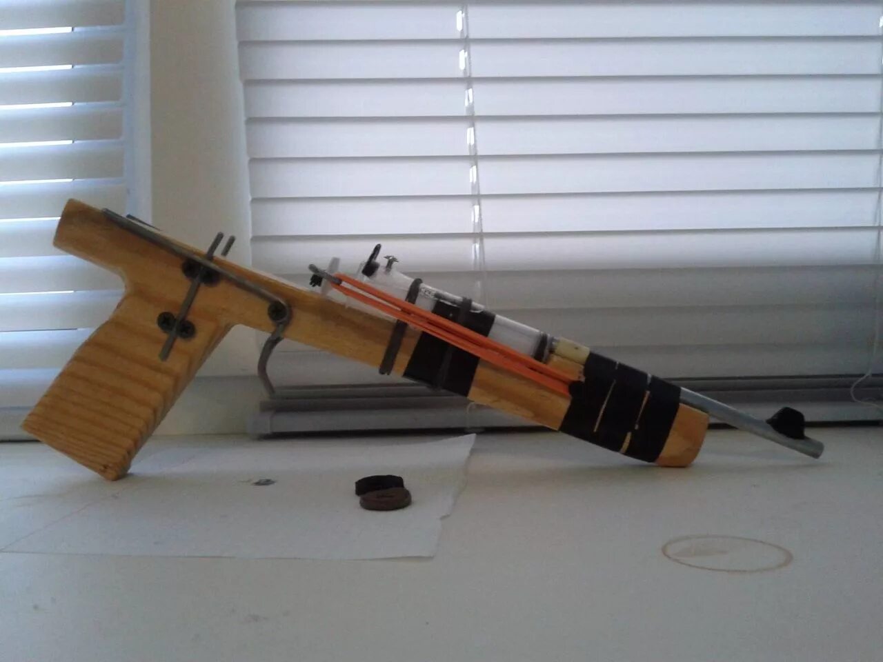 самодельная резино поршневая пневматика. оружие из картона. самострел рогатка ружье. пневмо винтовка самоделка. чертеж самопала винтовка.