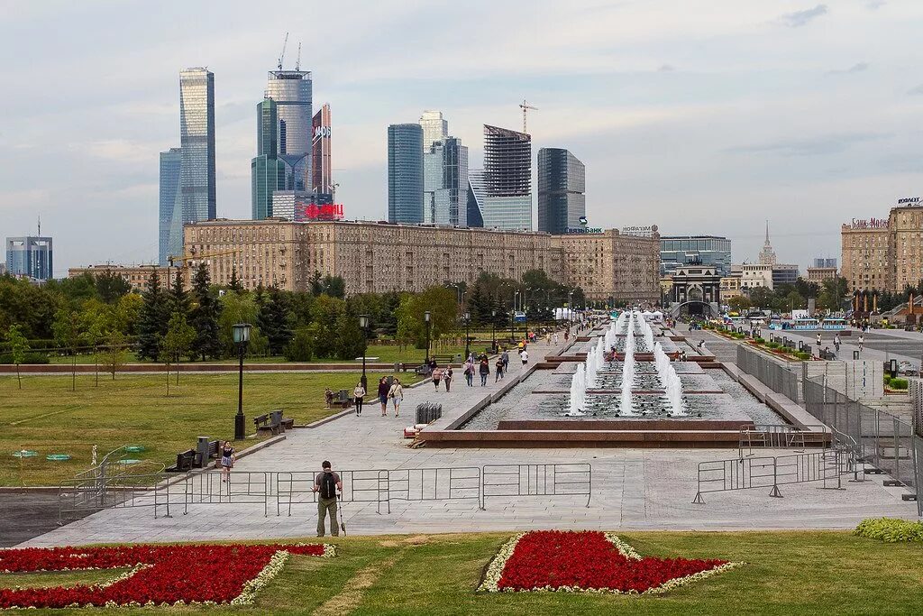 Поклонная гора москва входная площадь фото. Парк Поклонная гора. Парк Победы на Поклонной горе. Поклонная гора в Москве метро. Парк Победы ул Поклонная.