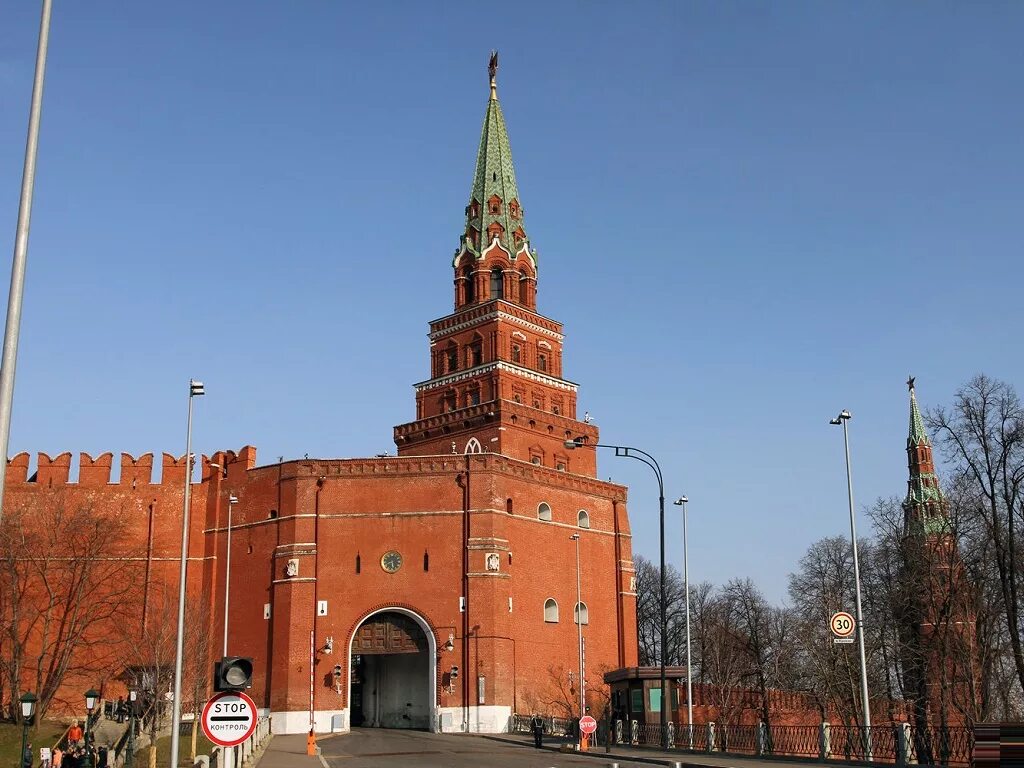 Какая башня московского кремля выше. Боровиковская башня московского кремля. боровицкие ворота московского кремля. боровицкая башня кремля. боровицкая предтеченская башня московского кремля.