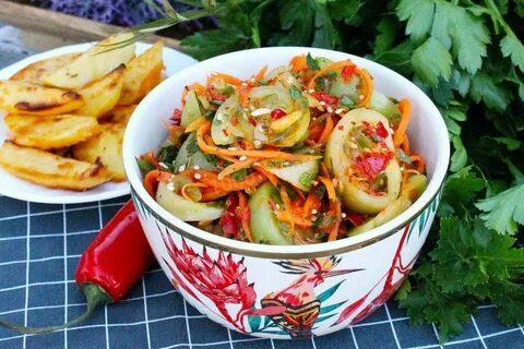 Помидоры с зеленью моркови