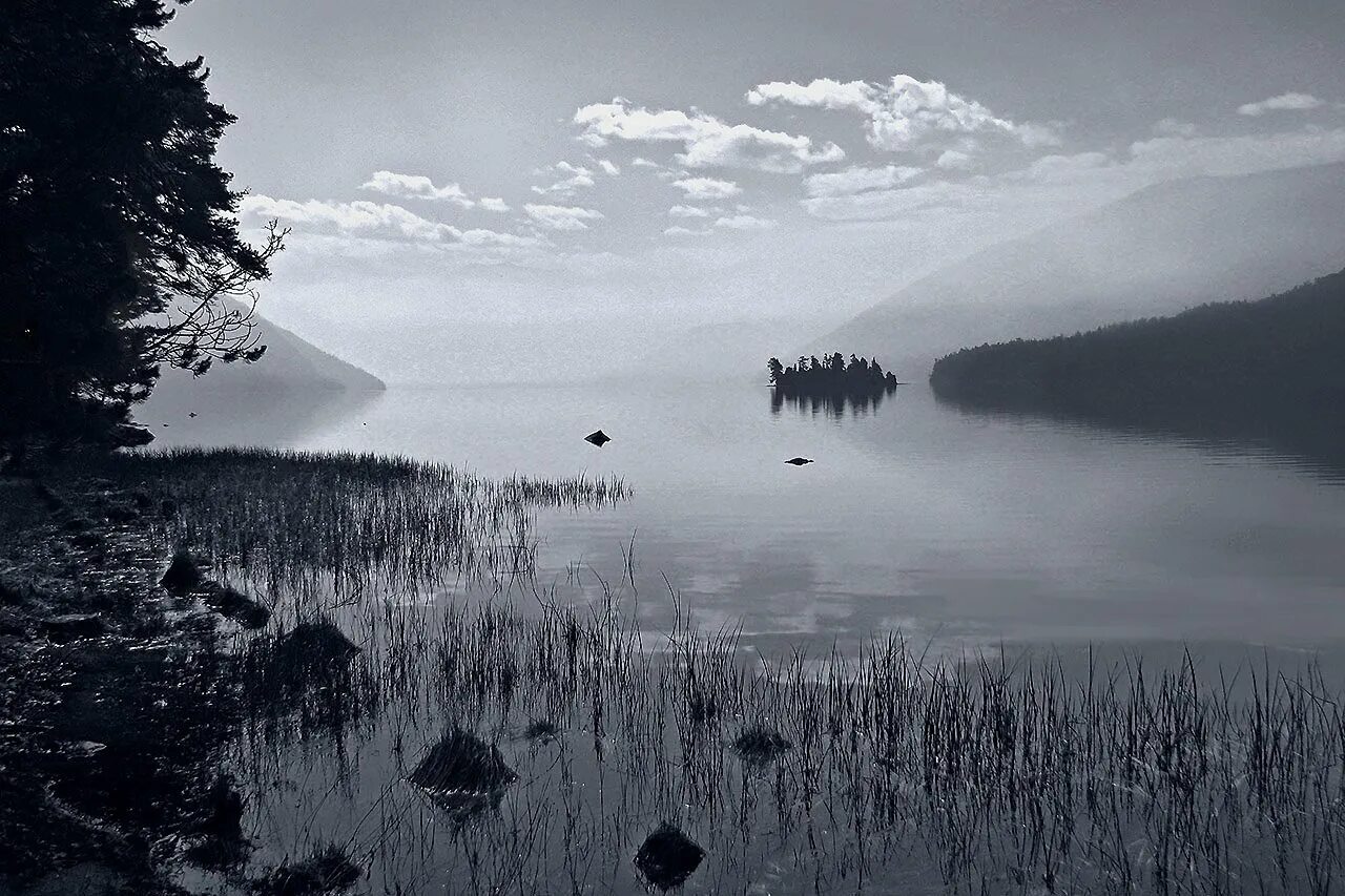 Черном и белом озерах. Озеро Байкал чб. Озеро черно белое. Черно белый пейзаж. Белое и черное озеро.