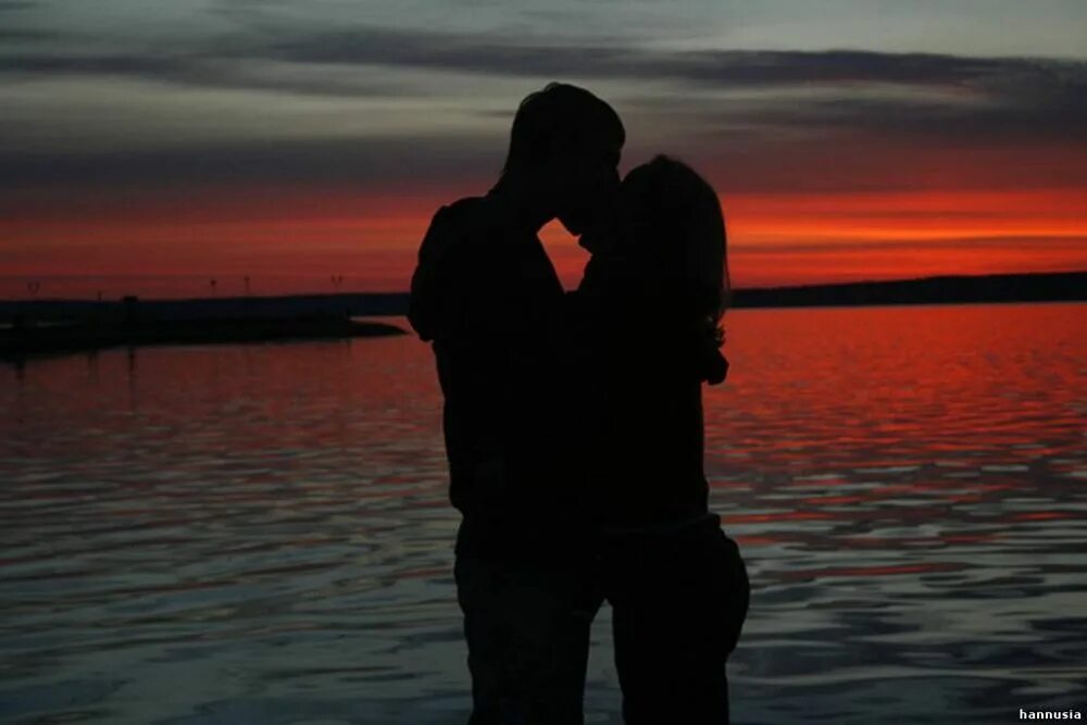 Поцелуй у моря на закате. Хочу тебя обнять. Обнять и поцеловать. Обнимаю тебя.
