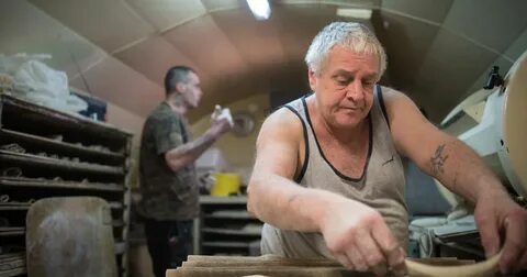 Парень продает своих бывших