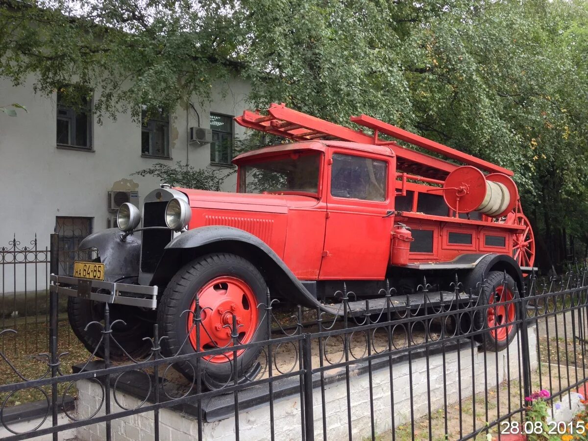 Памятник пожарному автомобилю